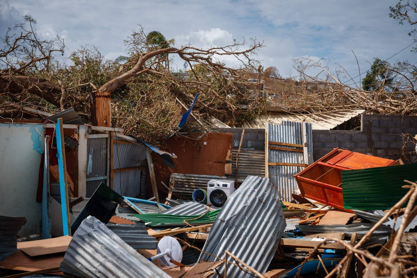 La fédération professionnelle des assureurs indique mercredi qu'elle va envoyer une mission de reconnaissance commune à tous les assureurs concernés sur l'île de Mayotte pour anticiper la gestion des déclarations de sinistres, sachant que, selon l'administration, très peu de ménages sont effectivement assurés.