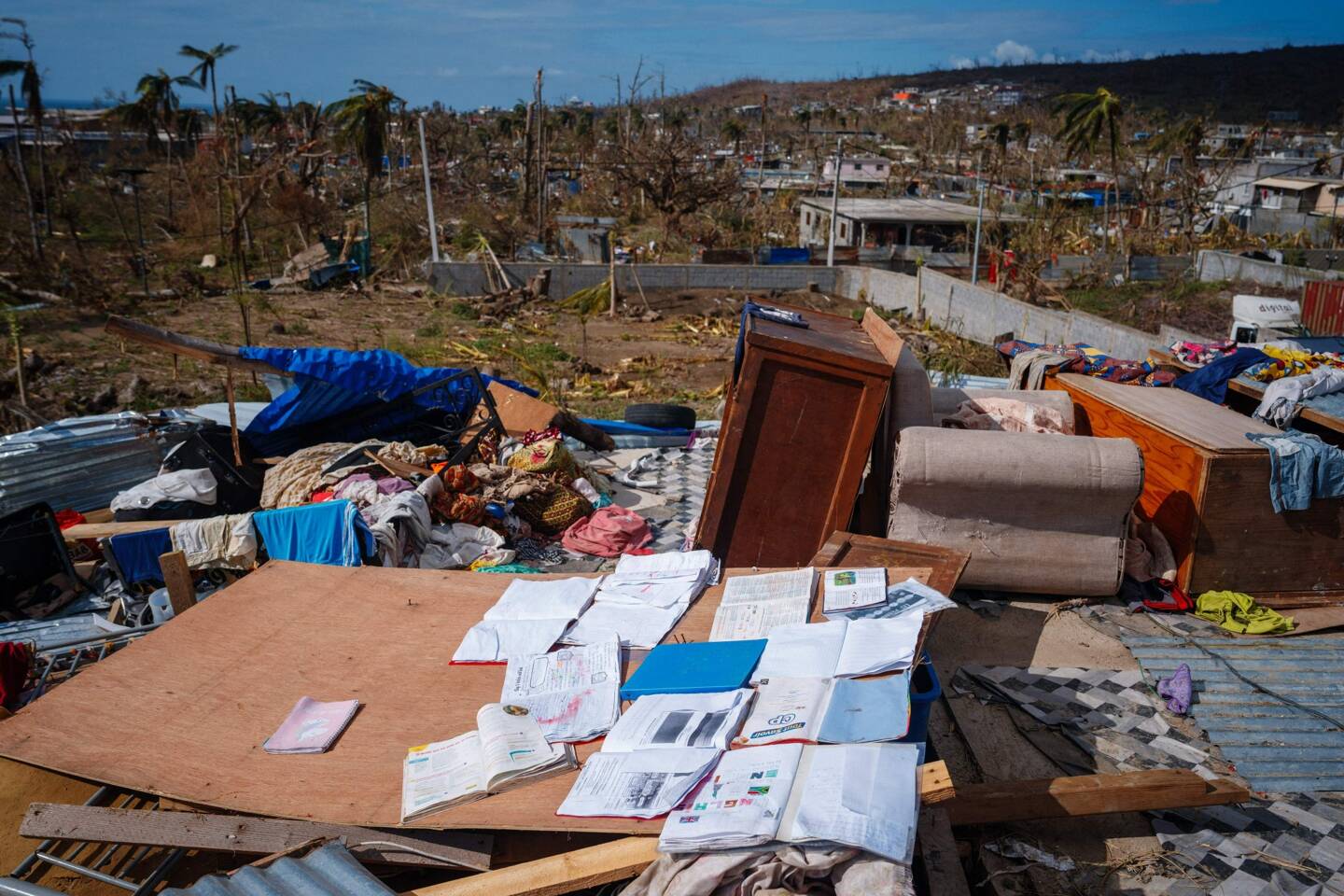 Un hôpital de campagne va être installé "d'ici la fin de la semaine" ou "le début de la semaine prochaine" pour "soulager" le centre hospitalier de Mayotte "endommagé" et son personnel "épuisé", a ajouté François-Noël Buffet.