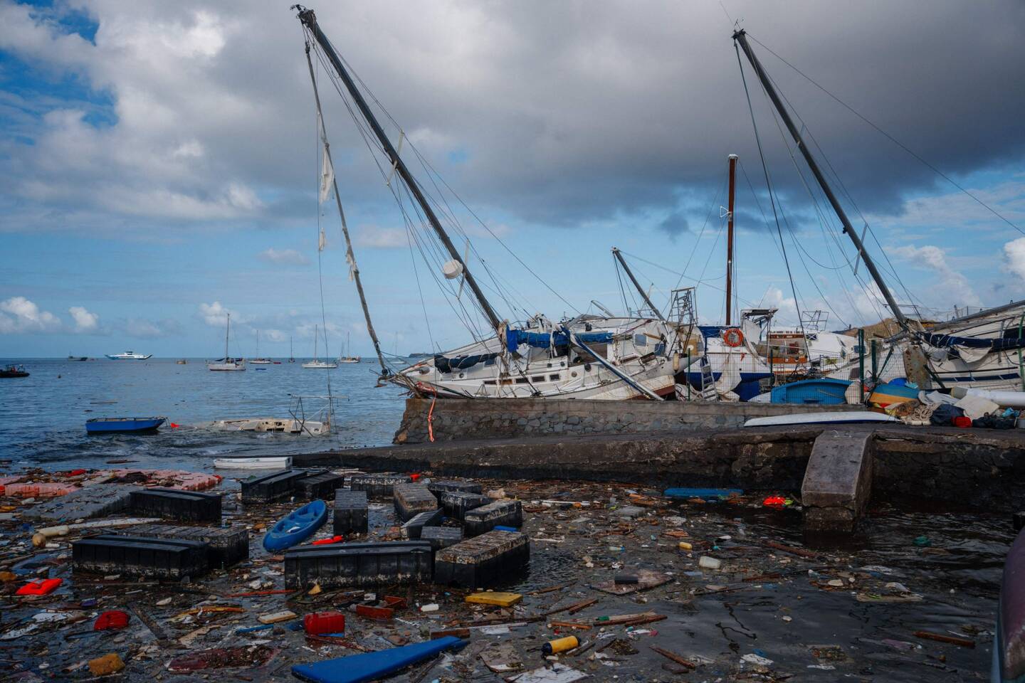 Les dégâts dans le port de Dzaoudzi, après le passage de Chido. 