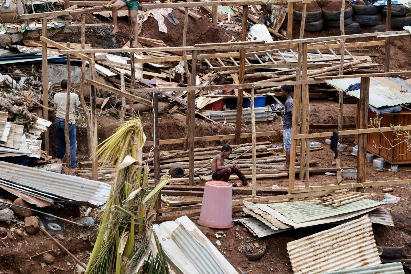 Emmanuel Macron a annoncé jeudi à Mayotte qu'il passerait la nuit dans l'archipel français de l'océan Indien dévasté par le cyclone Chido, afin de se rendre vendredi dans des zones plus éloignées du chef-lieu, Mamoudzou.