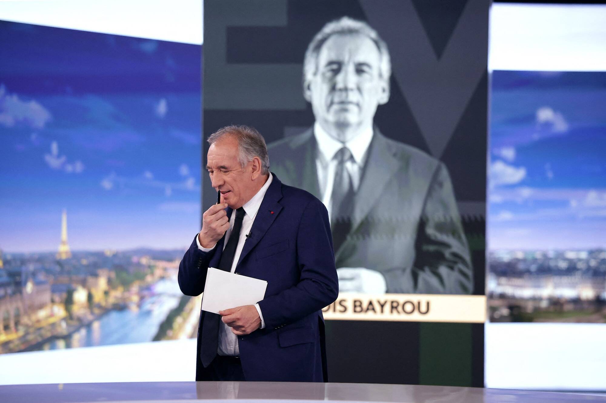 Bayrou promet son gouvernement "avant Noël" et remet les retraites sur la table, sans convaincre la gauche