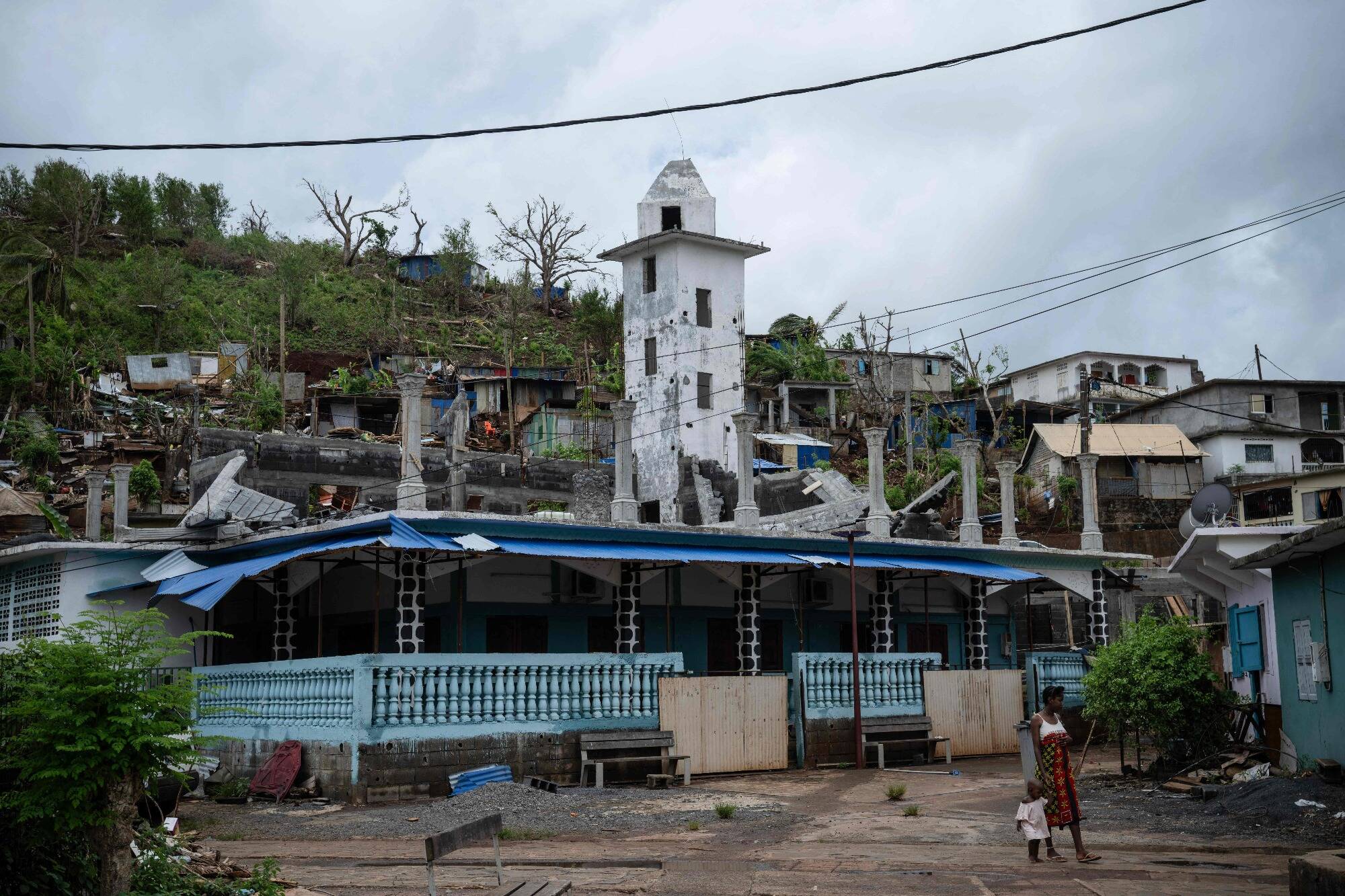 Mayotte: le plan gouvernemental de reconstruction "ne va pas assez loin", déplore Marine Le Pen à son arrivée sur place