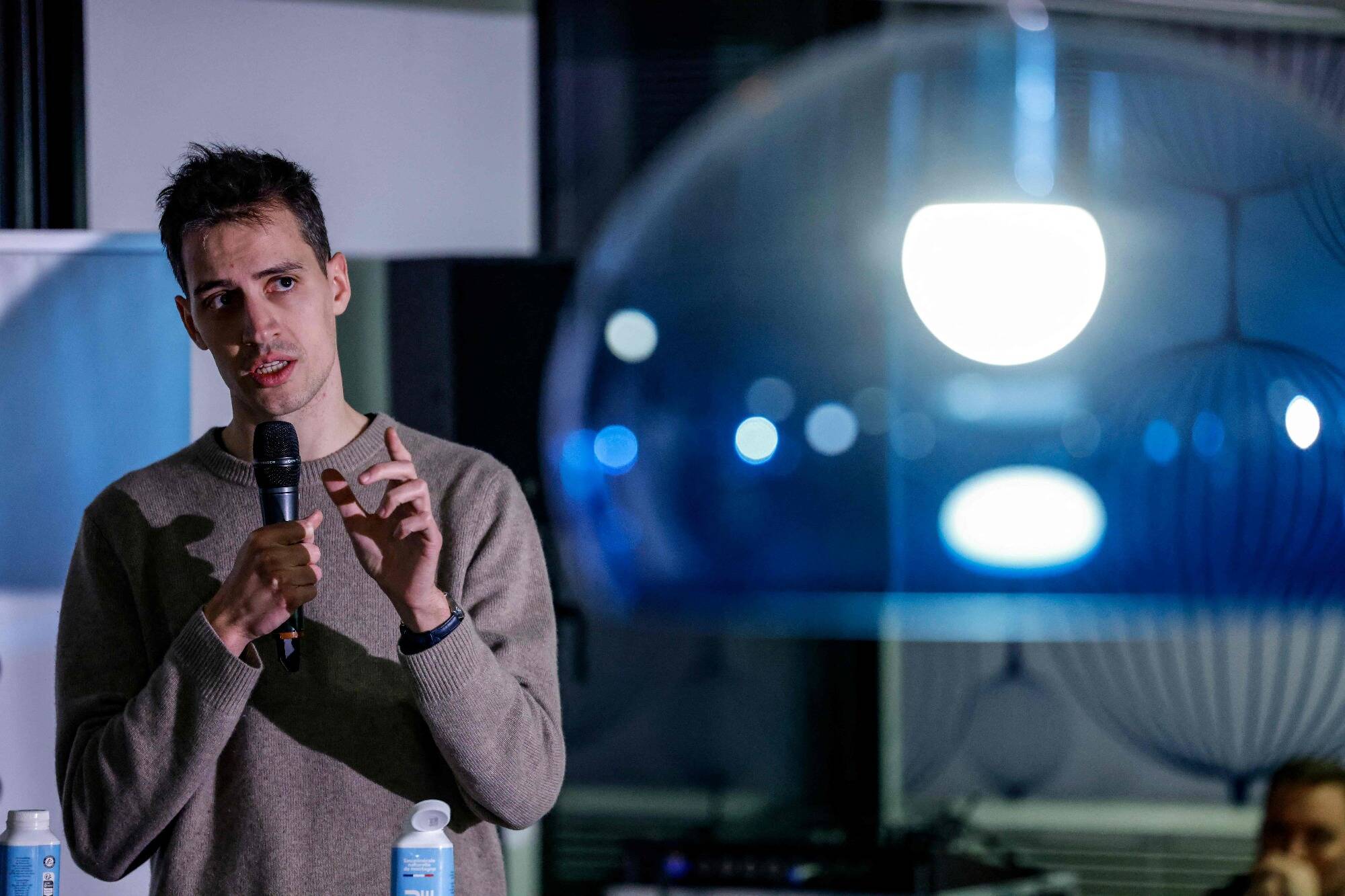 La start-up française Mistral va construire son premier centre de données dédié à l'IA en France, annonce son patron