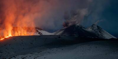 Les images saisissantes des coulées de lave sur les pentes enneigées de l'Etna