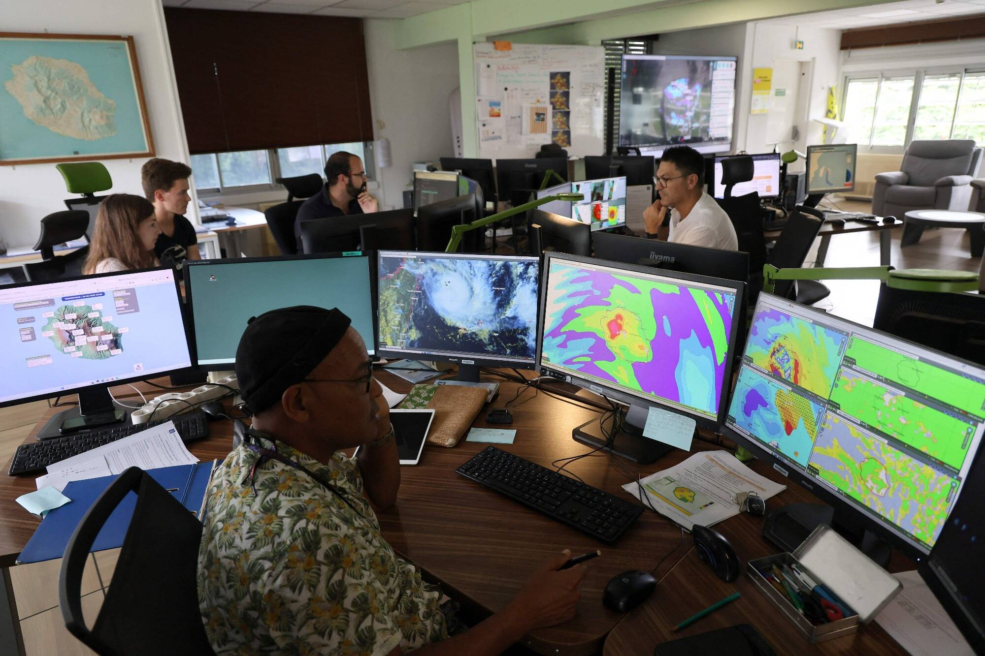 "À moins de 50km des terres": La Réunion en alerte rouge jeudi soir à l'approche du cyclone Garance