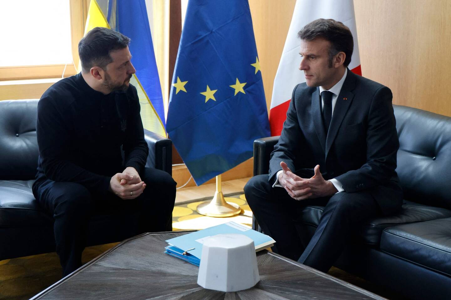 Le président ukrainien Volodymyr Zelensky et le président français Emmanuel Macron, en marge du Conseil européen spécial pour discuter du soutien continu à l'Ukraine et de la défense européenne, au siège de l'UE à Bruxelles, Belgique, le 06 mars 2025