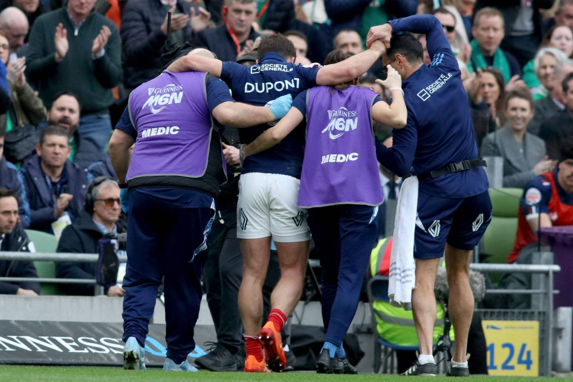 Six nations: le capitaine du XV de France Antoine Dupont sort blessé contre l'Irlande après une demi-heure