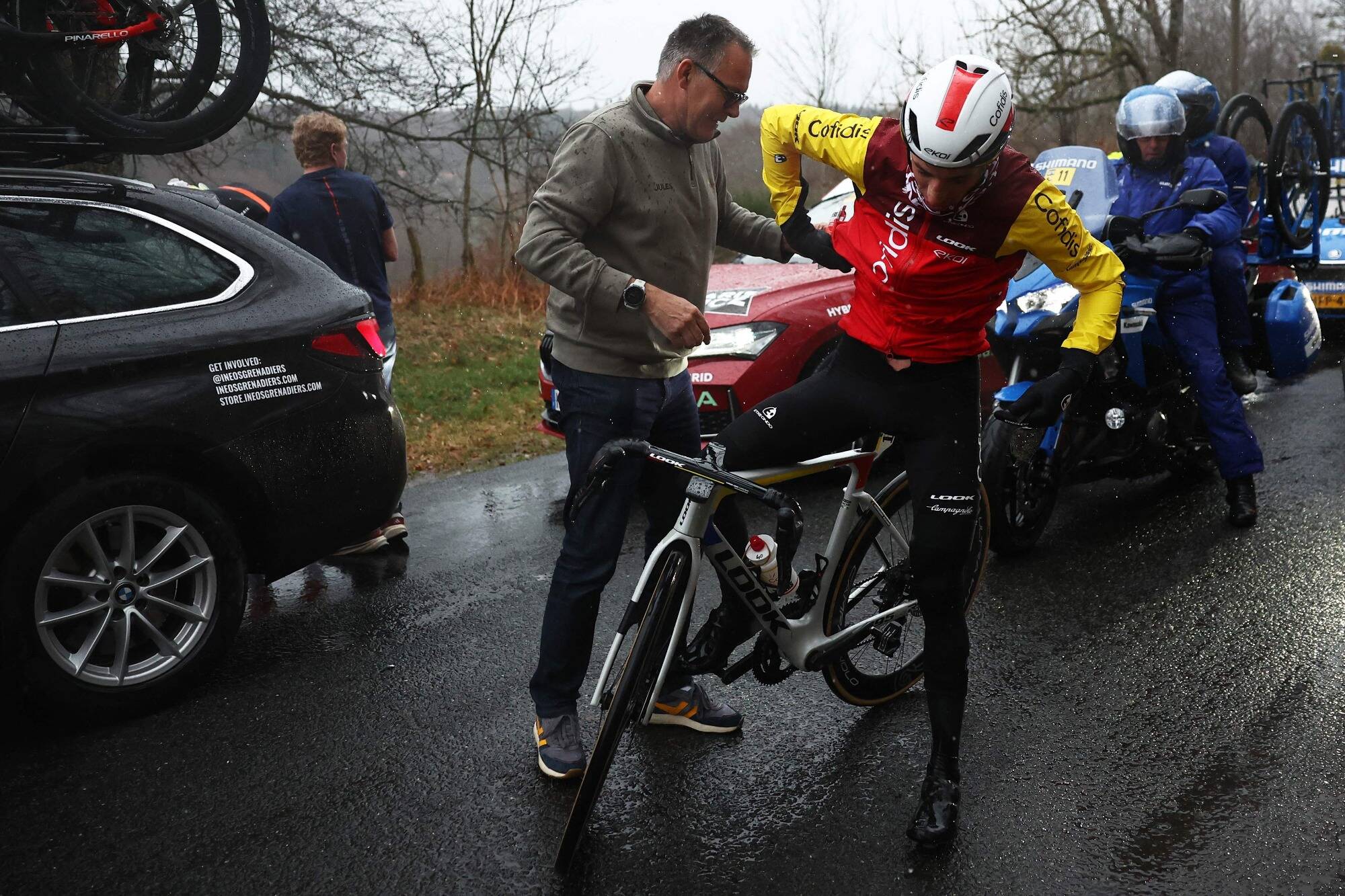Une moto dans le fossé, une voiture accidentée... les images hallucinantes de l'orage de grêle qui a neutralisé la course cycliste Paris-Nice