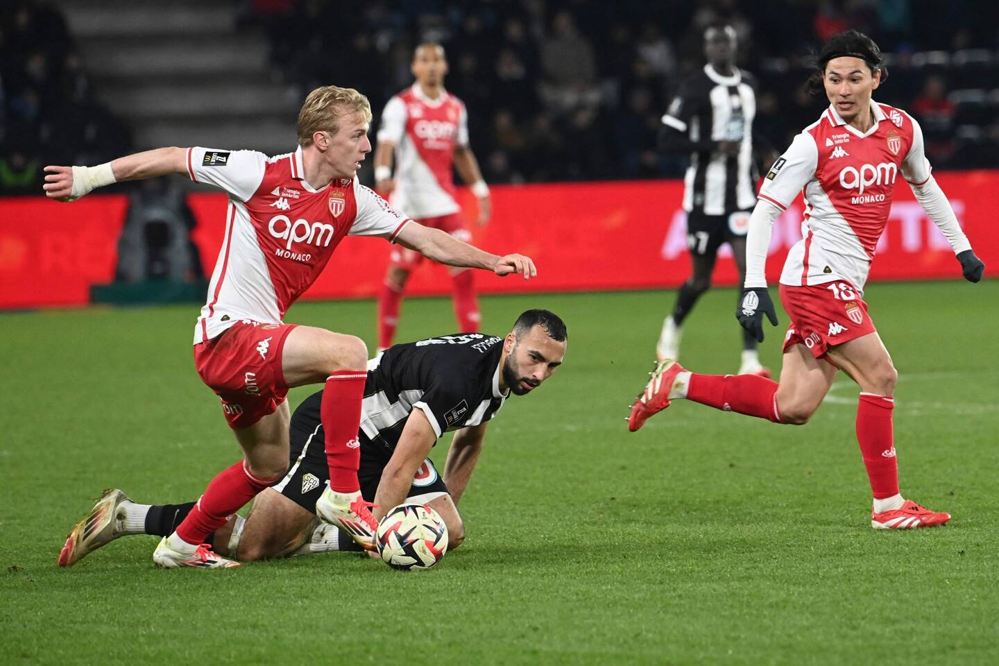 Les joueurs ont profité de l'arrêt de jeu prolongé après la blessure de Himad Abdelli pour manger et boire. 