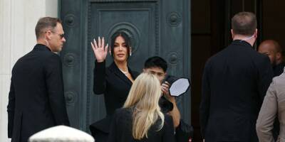 Kim Kardashian arrive au Palais de Justice de Paris avec sa mère Kris Jenner pour témoigner au procès de ses braqueurs
