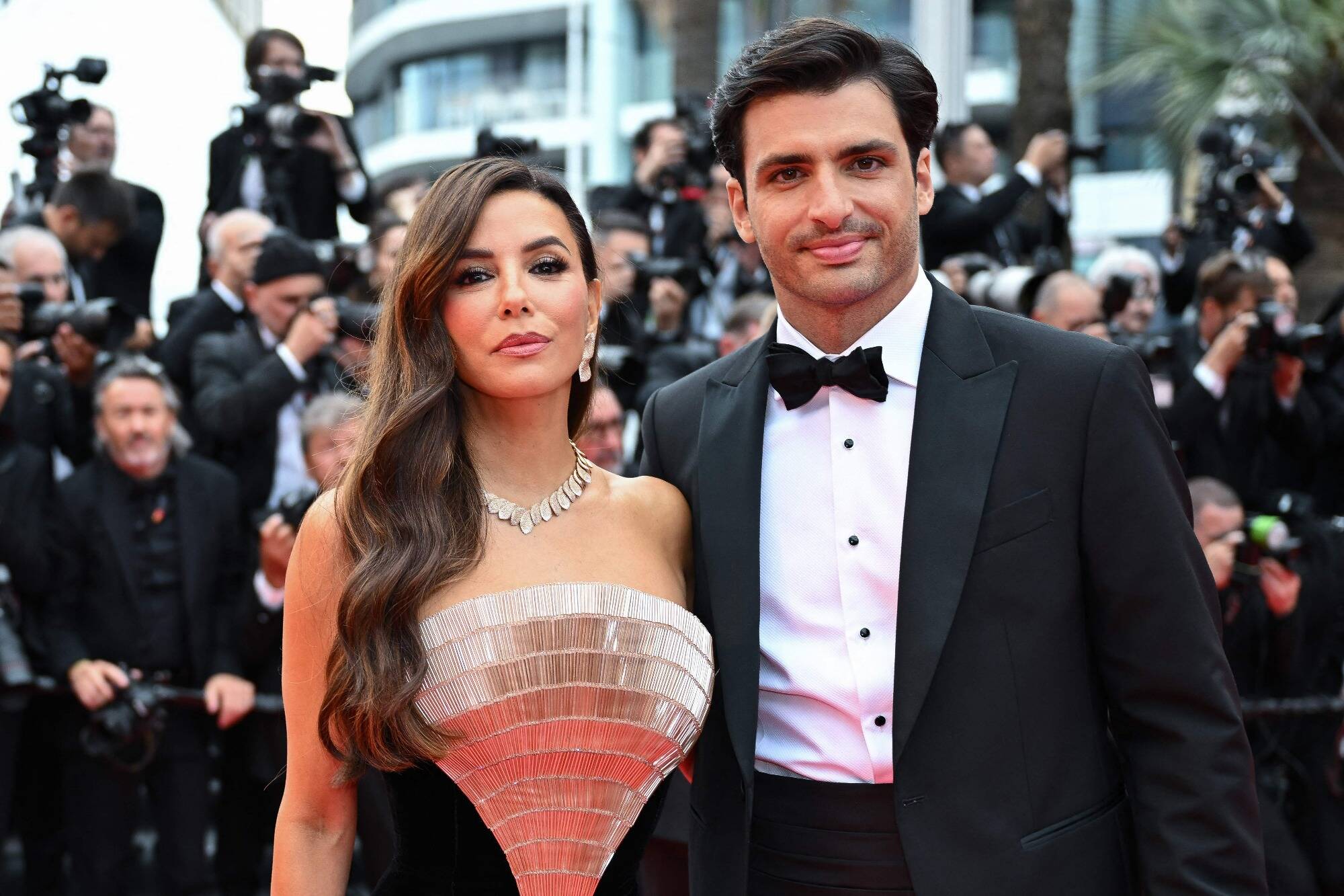 Avant le Grand Prix d'Imola ce week-end, le pilote de F1 Carlos Sainz s'offre une parenthèse avec Eva Longoria sur le tapis rouge du 78e Festival de Cannes