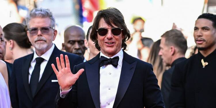 Tom Cruise et l'équipe du film Mission Impossible accueillis sur le tapis rouge par un orchestre cannois, les images géniales d'un générique mythique