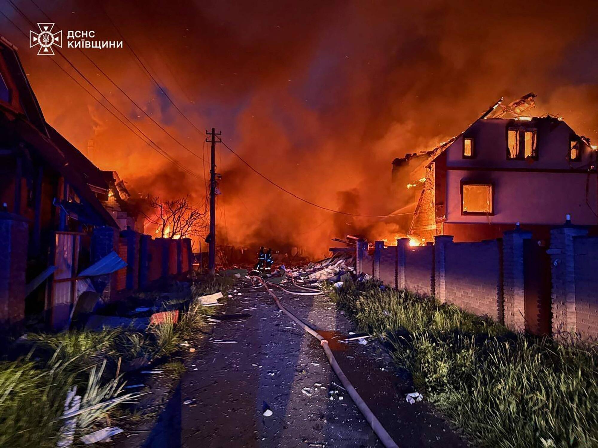 "On a vu que toute la rue était en feu": une nouvelle attaque massive sur l'Ukraine fait au moins 12 morts