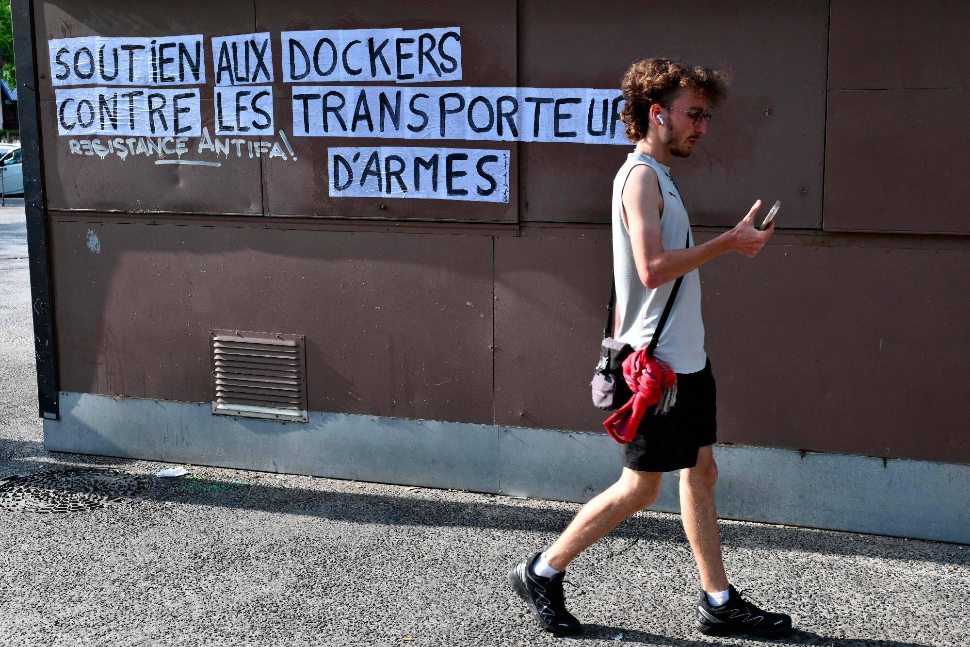 A Fos-sur-Mer, les dockers CGT bloquent trois conteneurs de composants militaires en partance pour Israël
