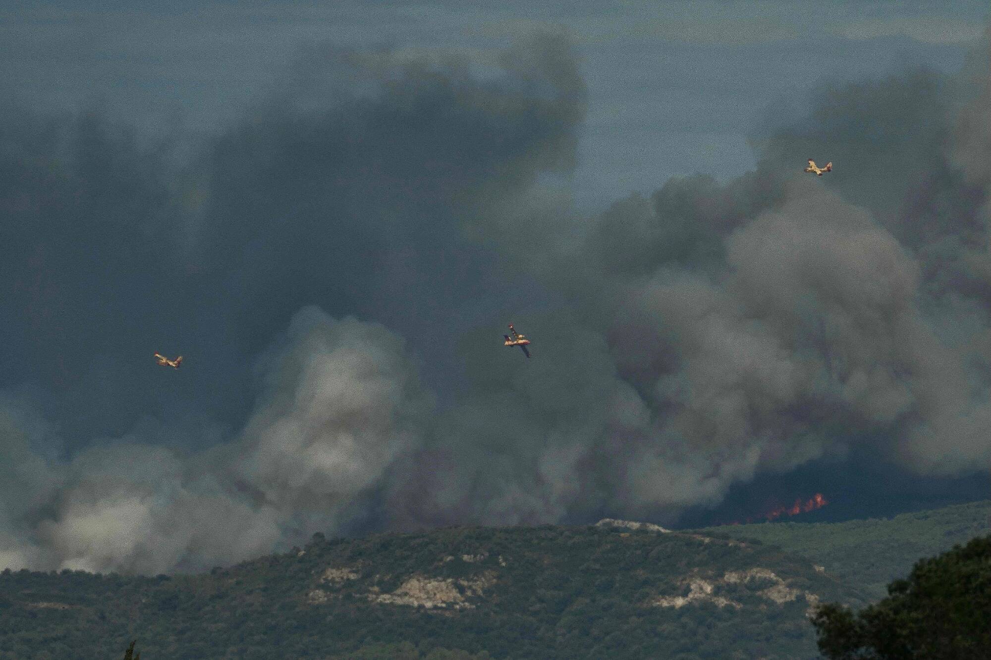 1500ha brûlés, 400 pompiers, un vent à 90km/h... On fait le point sur le gigantesque incendie près de Narbonne