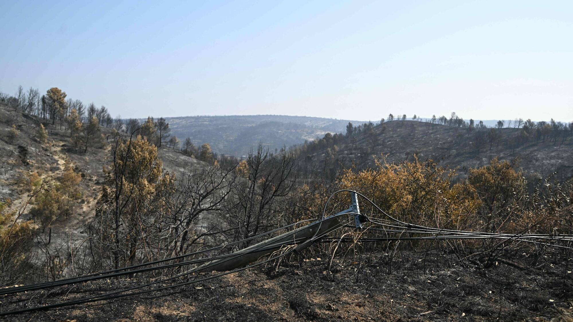 13.000 hectares calcinés, 36 maisons détruites... Dans l'Aude, le gigantesque incendie est enfin maîtrisé mais la vigilance reste de mise