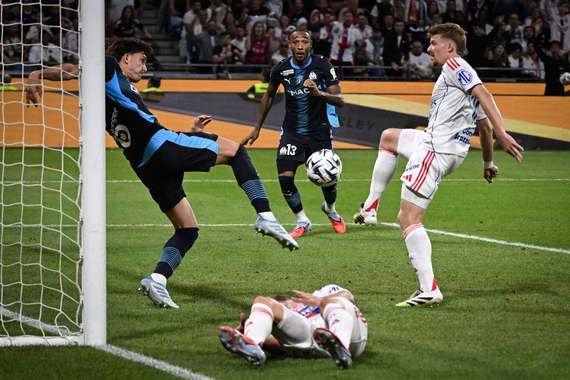 Carton rouge, but contre son camp... Marseille s'incline 1-0 à Lyon dans un "olympico" très décevant