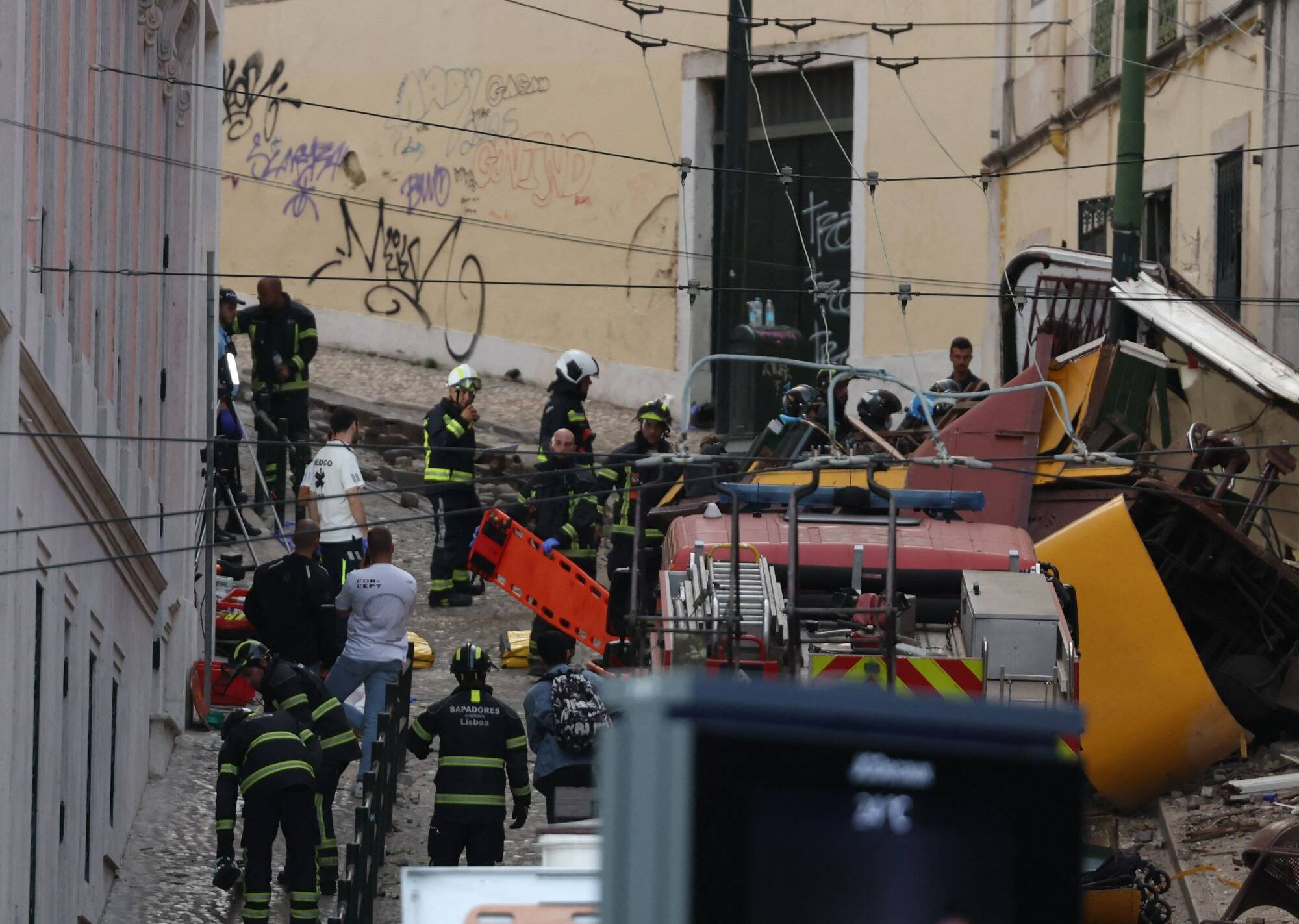 "Il s'est effondré comme une boîte en carton": ils ont évité le drame du funiculaire à Lisbonne, les témoins racontent cette scène d'horreur