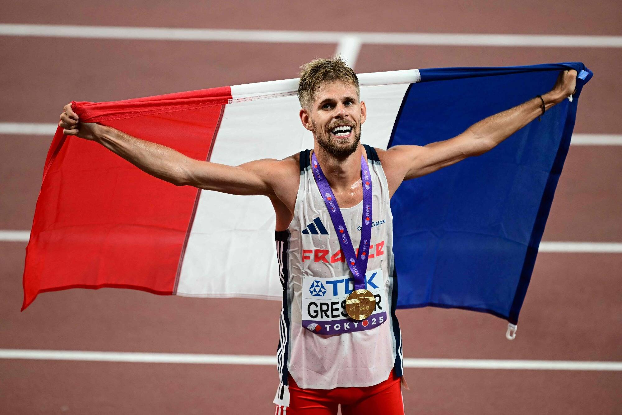 "La médaille va aller chez pépé et mémé": il entre dans l'histoire de l'athlé français, qui est Jimmy Gressier couronné champion du monde du 10.000m à Tokyo?