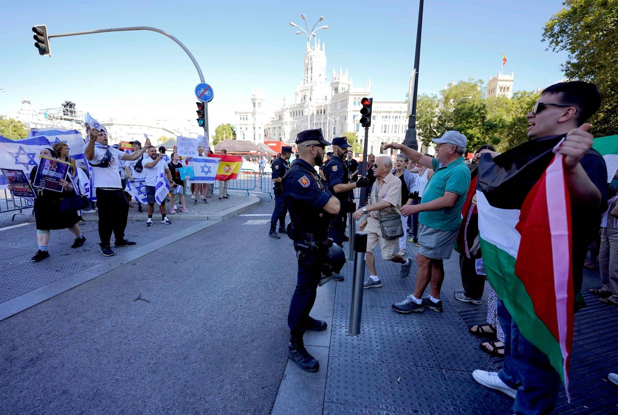 Les manifestants propalestiniens envahissent le parcours dans le centre de Madrid, la dernière étape du Tour d'Espagne définitivement arrêtée