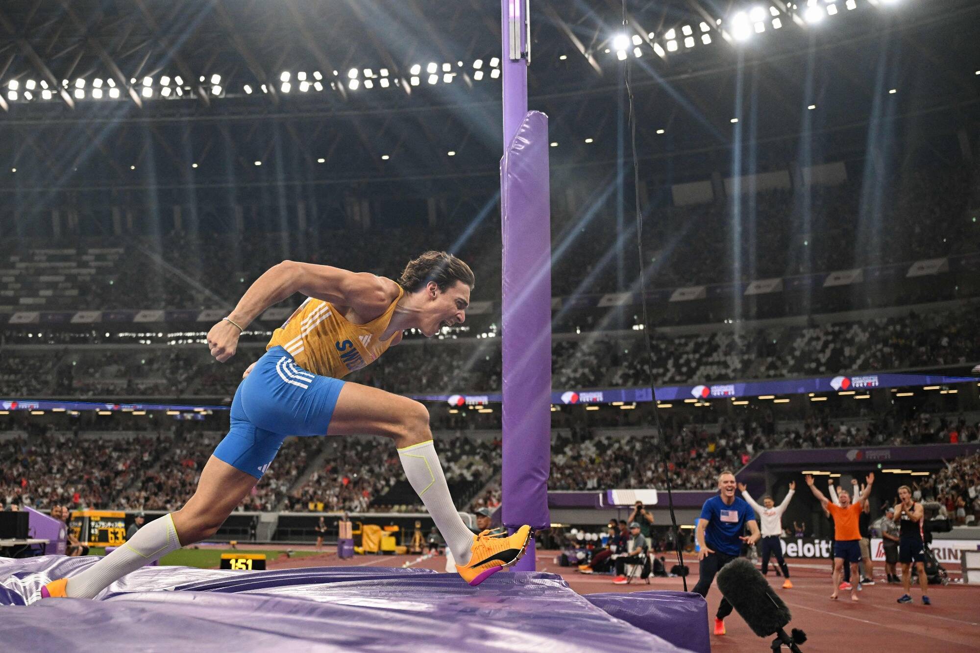 Nouveau record du monde à 6,30m, le perchiste Armand Duplantis décroche son 3e titre consécutif de champion du monde