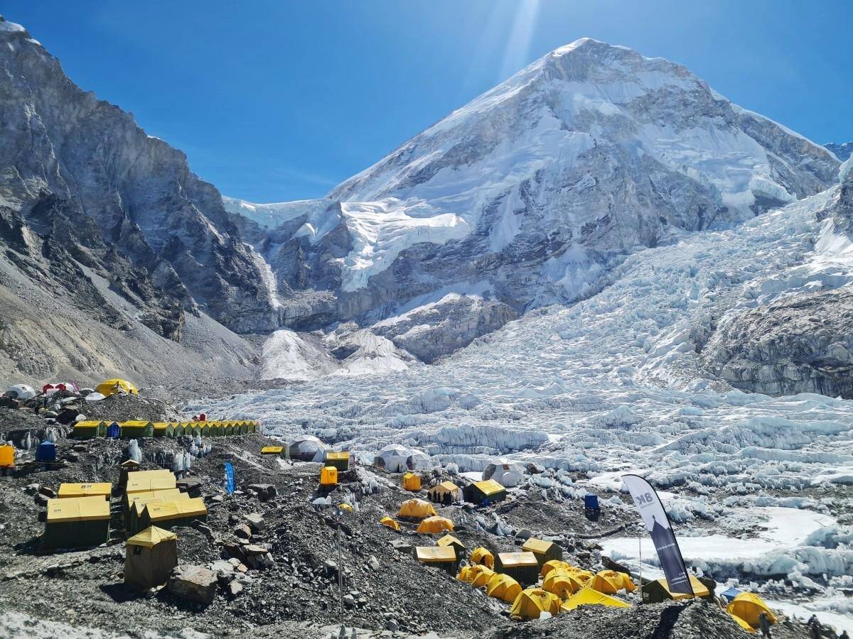 La saison d'ascension de l'Everest s'achève avec de nouveaux records et un bilan de huit morts