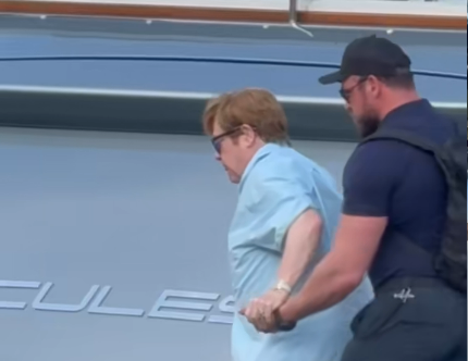 Elton John a été filmé dans les Alpes-Maritimes ce week-end, une surprenante vidéo qui inquiète ses fans