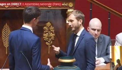 Assemblée nationale: quand un député LFI défie un député du Rassemblement national à pierre-feuille-ciseaux en plein vote