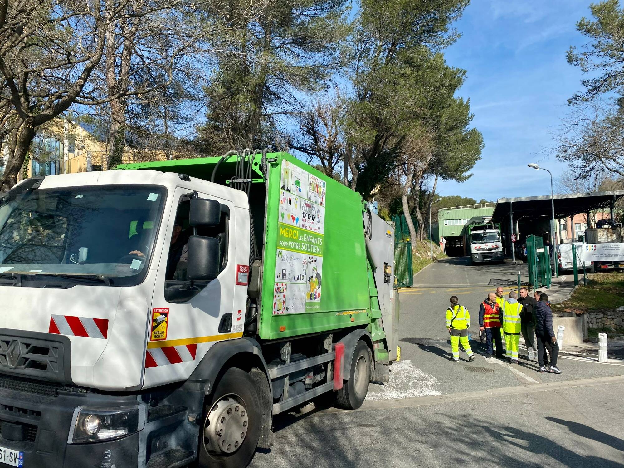 Jusqu'à 52°c dans les cabines... Les éboueurs de Niort en grève afin de pouvoir travailler en short