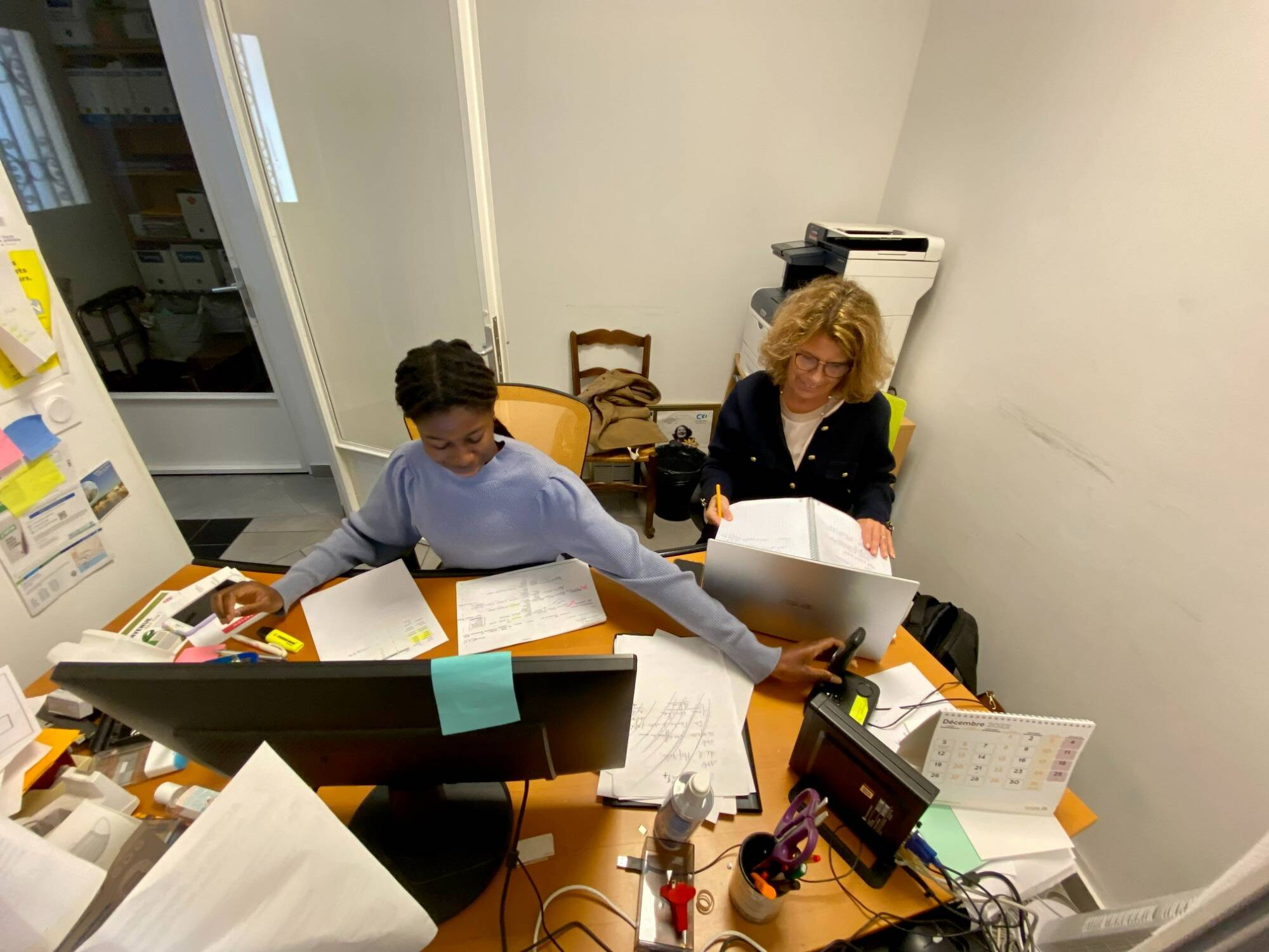 En coulisses, les bénévoles des Petits frères des pauvres se sont activés pour préparer le repas de Noël