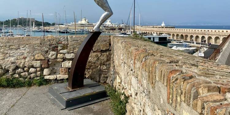 Le sculpteur Jean-Marie Fondacaro gravite à Antibes cet été