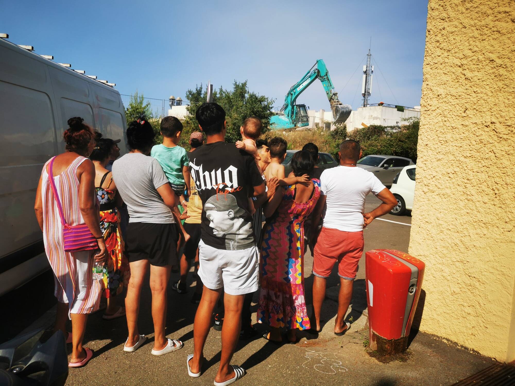 "Nous on dormira dehors, mais nos enfants": une quarantaine de personnes de la communauté Rom expulsés d'un squat à Antibes