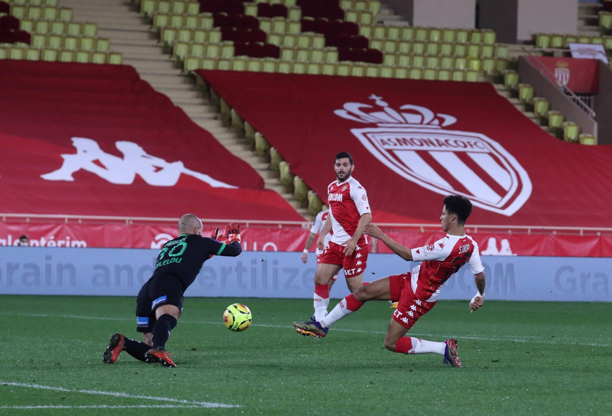 L'AS Monaco à dix et mené par Saint-Etienne à la mi-temps (1-2)