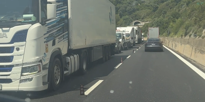 Le trafic entièrement saturé sur l'A8 entre La Turbie et Vintimille, il faut plus de deux heures pour traverser le bouchon