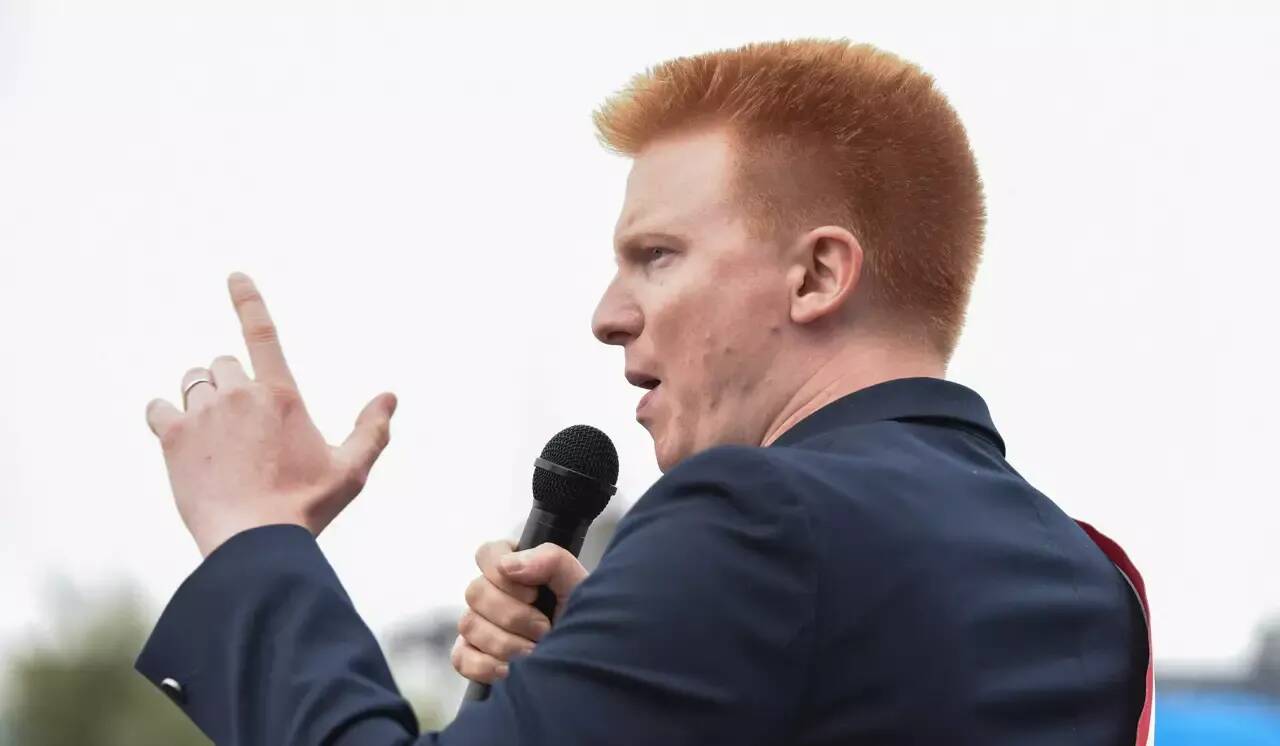 Élections législatives: le député LFI Adrien Quatennens renonce à sa candidature contestée dans le Nord