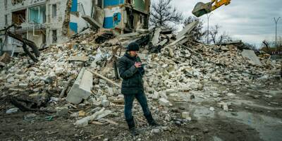Partir ou rester? Le dilemme des parents ukrainiens à Bakhmout, bombardée par l'armée russe