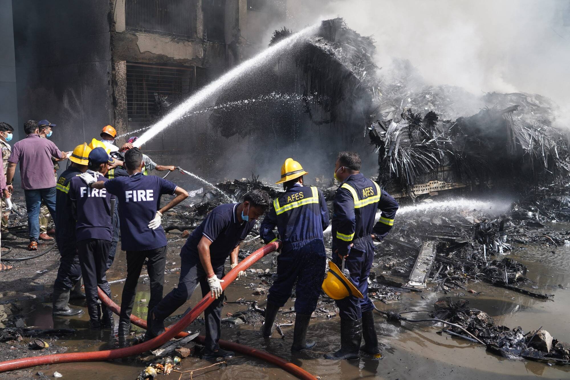 Les familles assistent aux premières obsèques, une femme miraculée a loupé son vol, le seul survivant voyageait avec son frère... le point sur le crash du Boeing 787 d'Air India