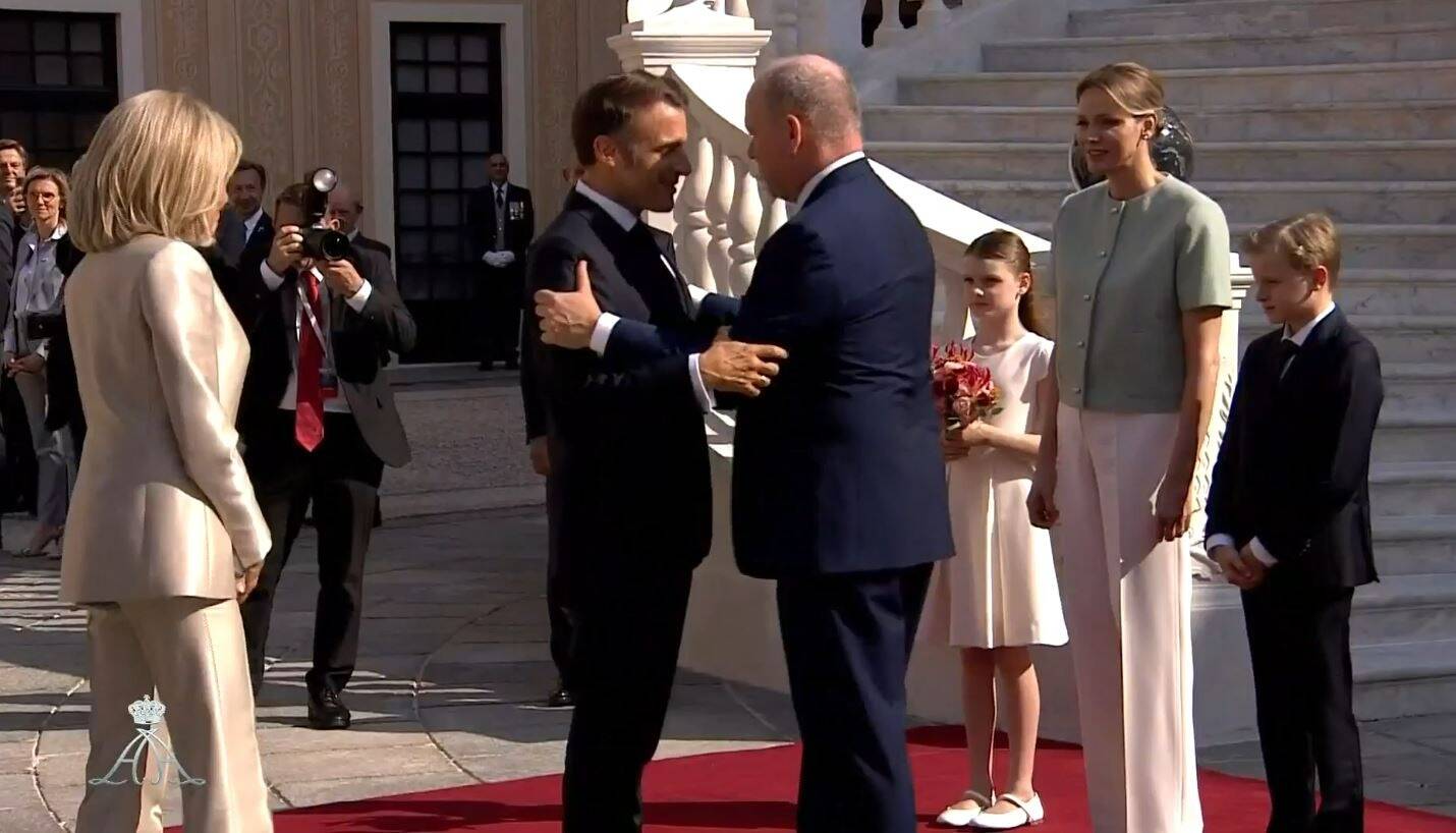 Carte marine du Mont sous-marin Albert II, raquette Rafa n°5... Ce qu'Emmanuel Macron a offert au prince Albert II lors de sa visite d'Etat à Monaco
