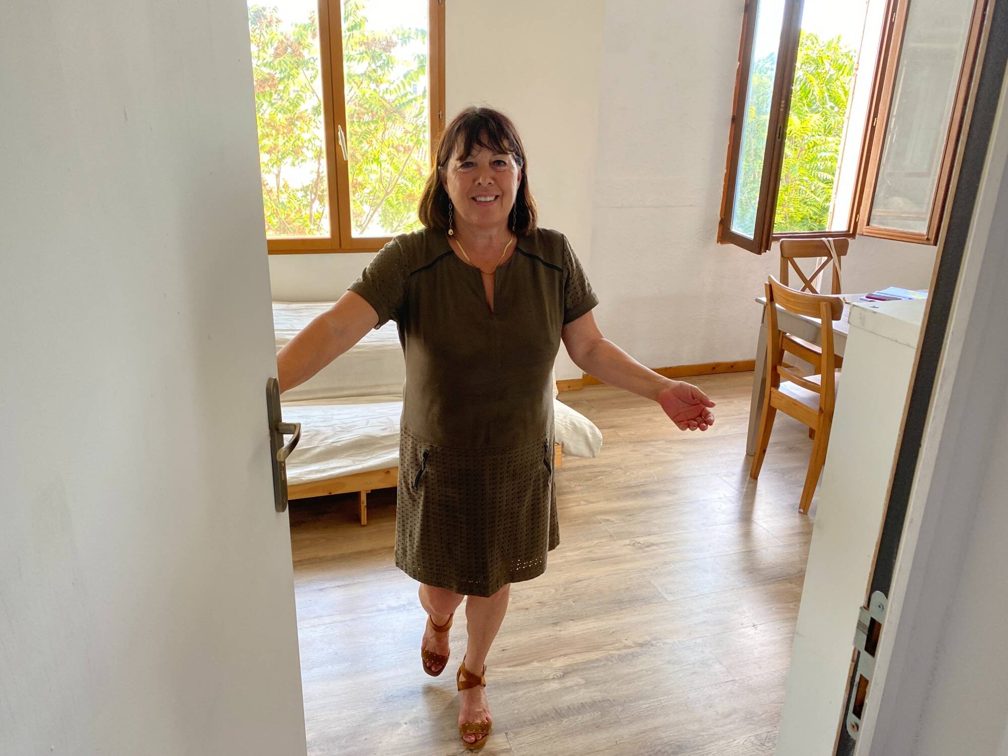 Ils ont choisi un métier qui embauche. Anne-Marie, 66 ans, agent commercial en immobilier: "On rentre vraiment dans la vie des gens"