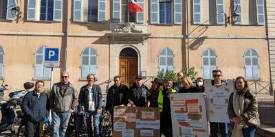 Des plaisanciers en colère se sont réunis devant la mairie d'Antibes, ce samedi