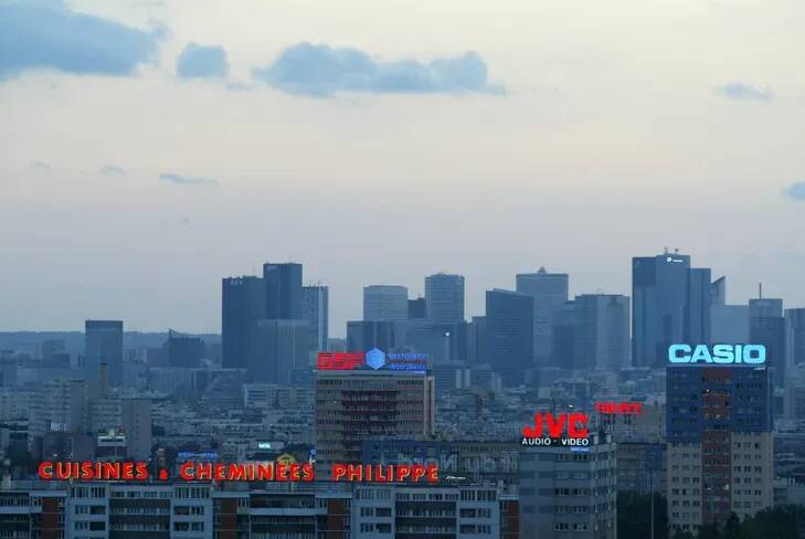 Pourquoi ne pas éteindre les panneaux publicitaires lumineux la nuit pour réduire la consommation d'énergie?