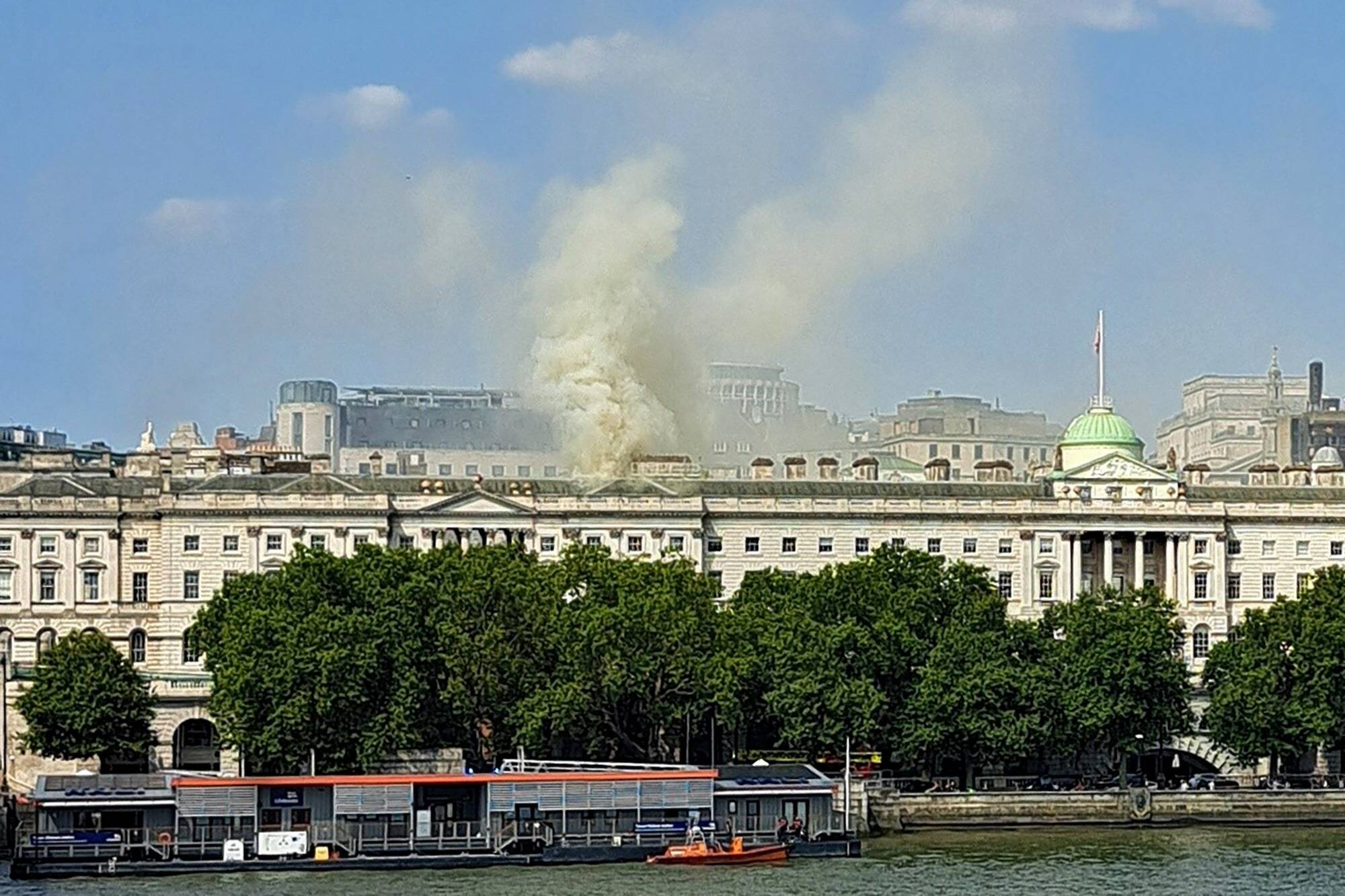 Incendie sur le toit de la célèbre Somerset House à Londres, une centaine de pompiers mobilisés