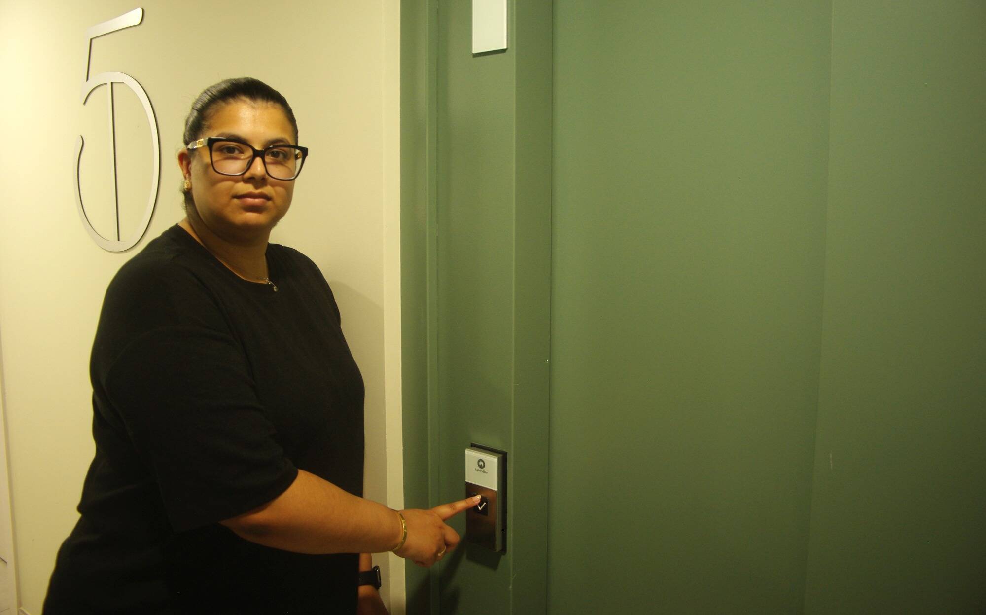 "Je suis incapable de remonter mon fils, sa poussette et ses affaires en même temps": leur ascenseur neuf est en panne depuis huit mois à Nice