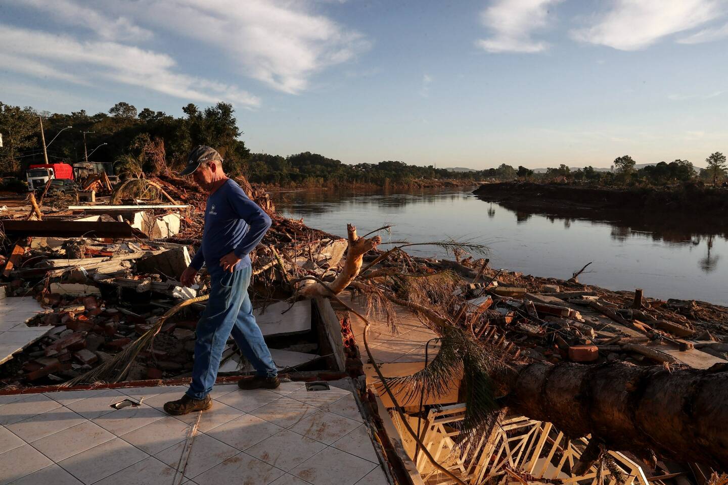 Le bilan des inondations sans précédent dans le sud du Brésil a atteint mercredi le cap des 100 morts, alors que les opérations de secours dans la capitale régionale Porto Alegre ont dû être interrompues à cause de nouvelles pluies.