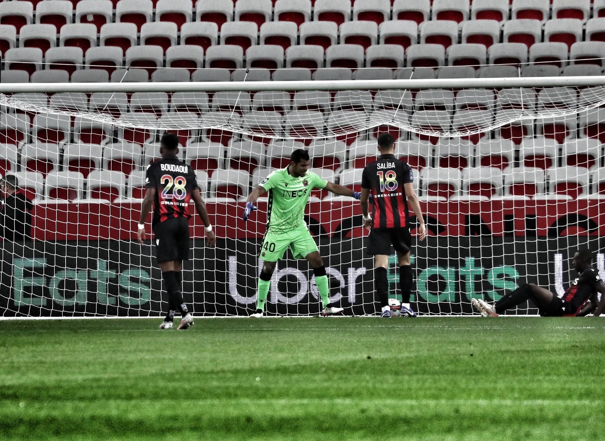 Mené à la pause par Strasbourg, l'OGC Nice perd Claude-Maurice sur blessure
