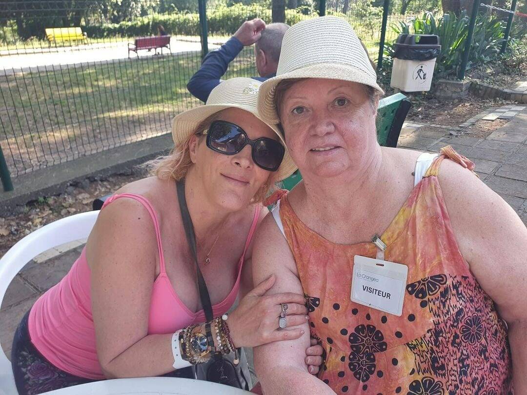 "Les pompiers sont venus, ils ont cassé la vitre": Loana raconte sa grosse frayeur de santé après son anniversaire