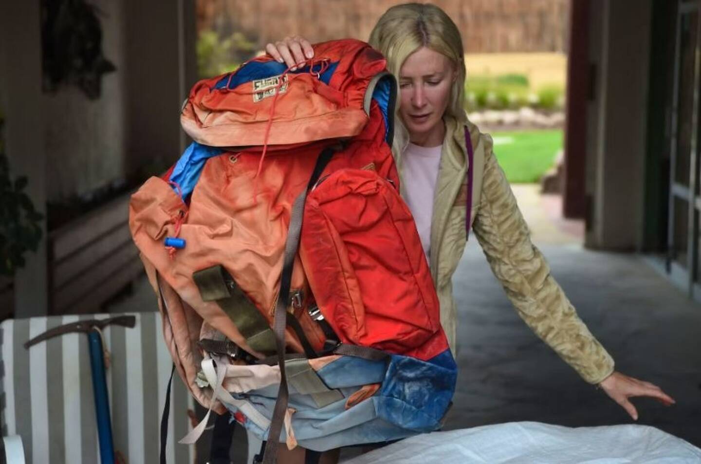 Azul Vieiro avec le sac à dos de son père, décédé 40 ans plus tôt. 