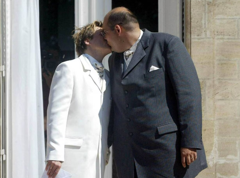 Il y a 20 ans jour pour jour, Noël Mamère mariait deux hommes à Bègles, un moment rentré dans l'histoire