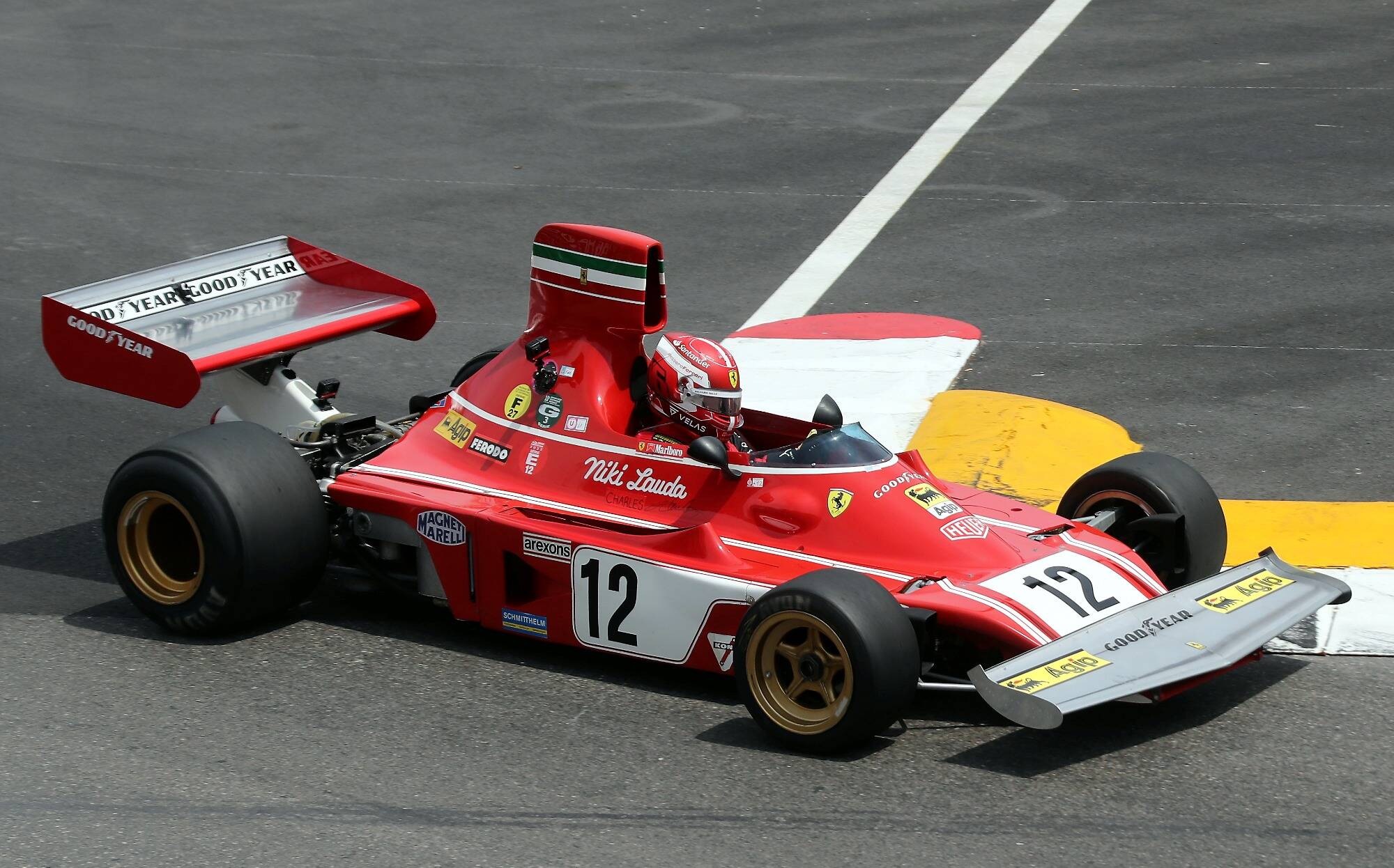 En parade avec Ferrari, Charles Leclerc part en tête-à-queue au volant de la voiture de Niki Lauda et finit dans le mur