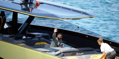 Aperçu à bord de son yacht à Saint-Raphaël, Cyril Hanouna passe du bon temps dans le Var